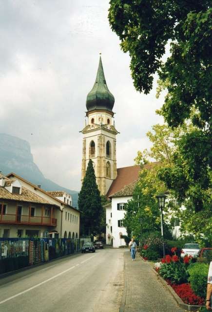 Die Dorfeinfahrt von St. Pauls mit dem majestätischen Kirchturm.