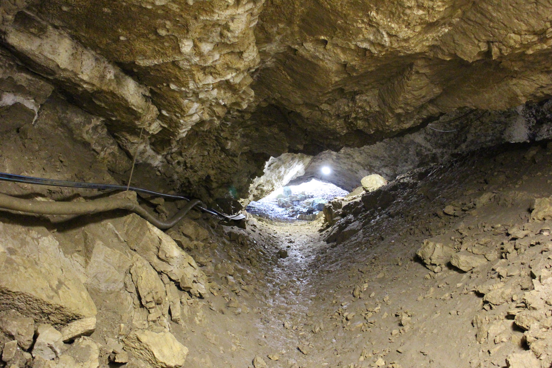 L'entrée de la Grotte sous les Rochers Bacon