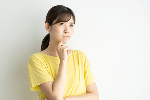 利益を考える女性