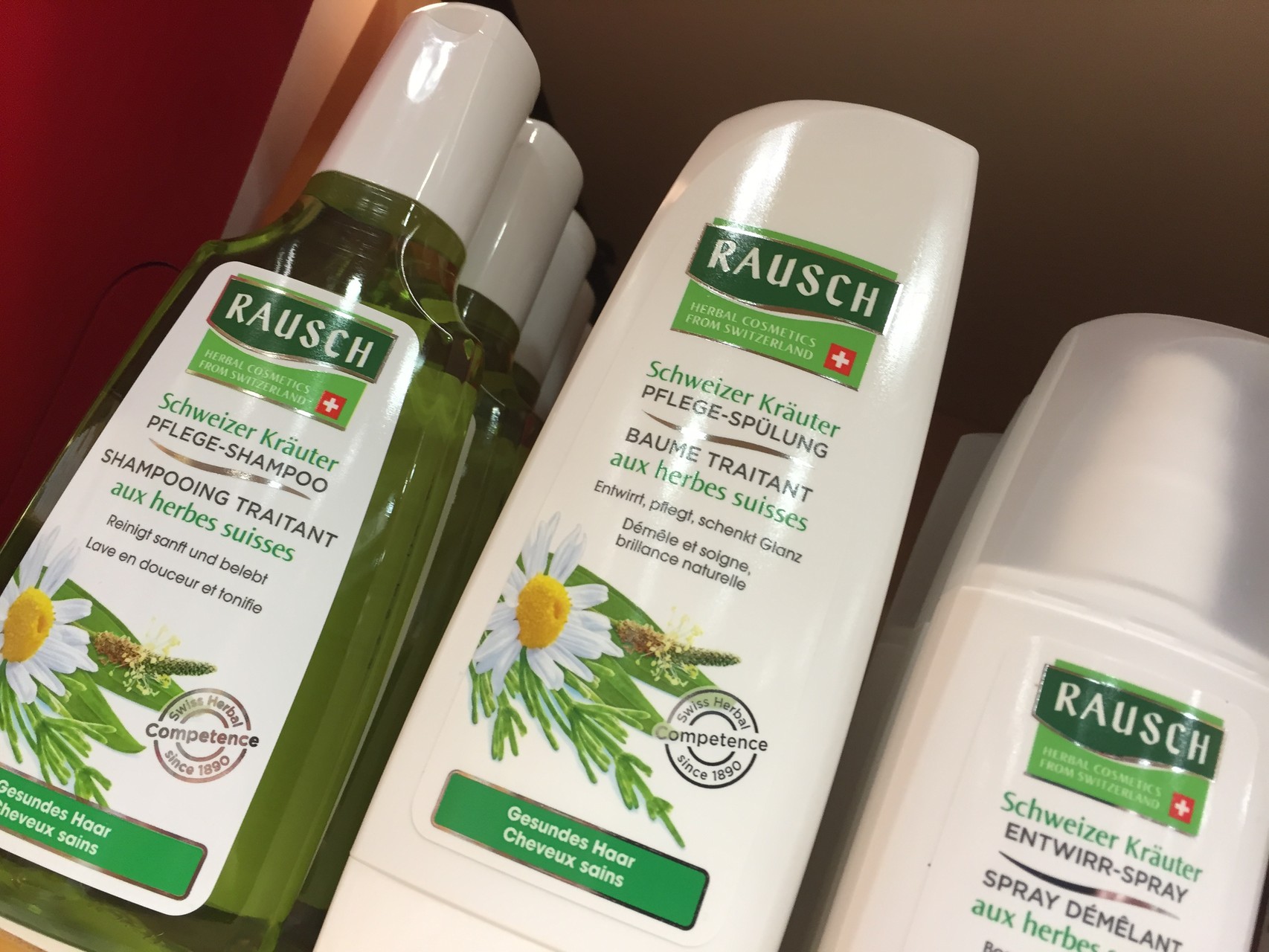 ... bei gesundem Haar: Schweizer Kräuter Pflege - Shampoo, Schweizer Kräuter Pflege - Spülung, Schweizer Kräuter Entwirr - Spray, Schweizer Kräuter Haar - Tonic.