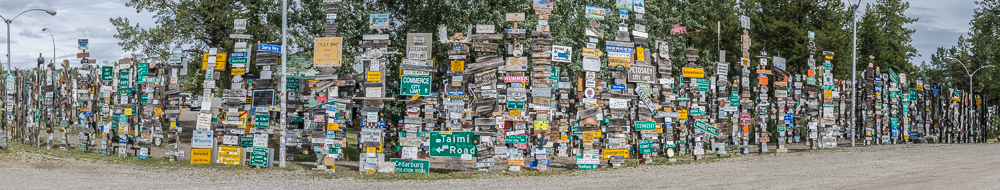 Watson Lake Sign Post Forest, über 72000 Schilder unterdessen