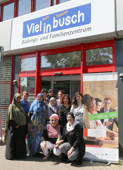 KAUSA-Mitarbeiterin Hafize Sağlam mit dem Team des Bildungs- und Familienzentrums Vielinbusch.