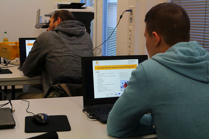 Jugendliche werden auf das Azubi-Speed-Datingvorbereitet.