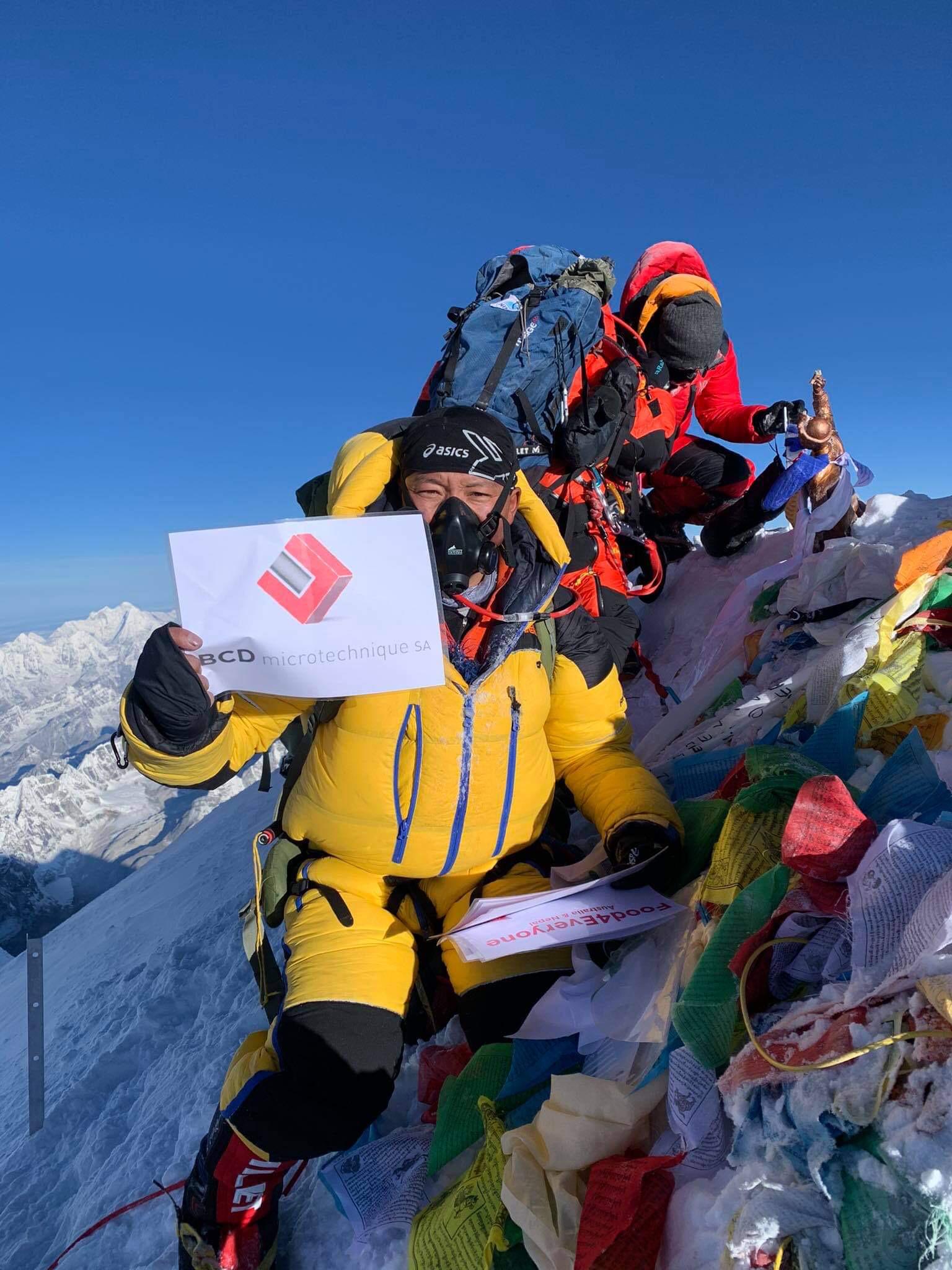 Un sherpa au sommet de l'Everest rendant hommage à l'implication de BCD dans la lutte contre le COVID