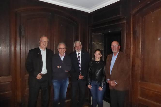 Au centre, M. Denys Jaquet, président du Lions Club La Côte. A sa gauche, Saskia Baer, spécialiste en communication et M. Gérard Dafflon, responsable de la commission sociale du Lions Club La Côte