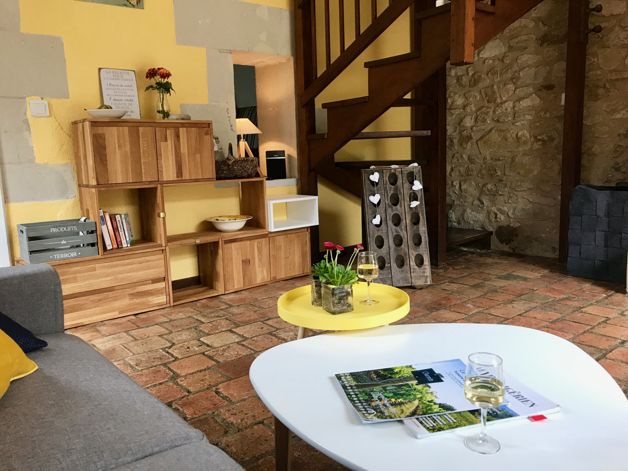 gemütliches Wohnzimmer mit Kamin