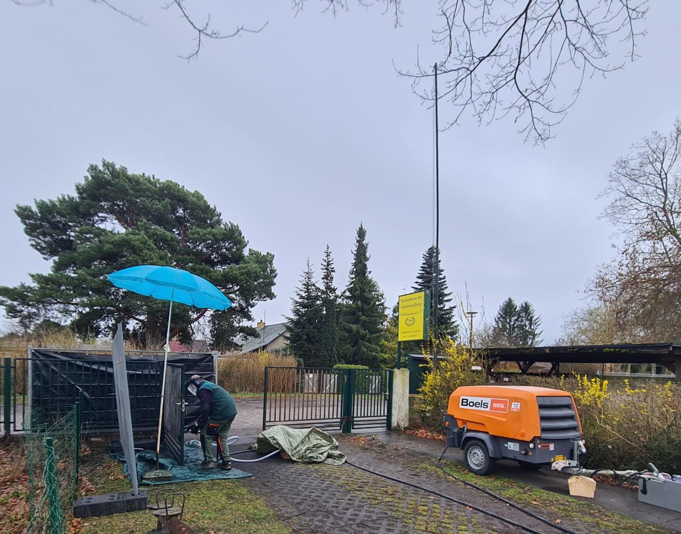 ... und ein Sonnenschirm ist auch bei Regen gut ...