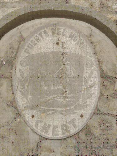 Placa en la fuente de la plaza vieja de Chert.