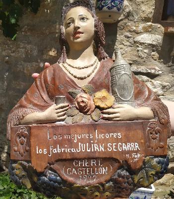 Terracota policromada de publicidad comercial para Julian Segarra Ferreres por Juan Bautista Folia Prades.