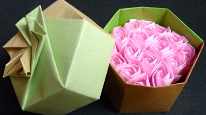 Origami Rose (designed by Toshikazu Kawasaki) in Box (designed by Tomoko Fuse), folded by Teru Kutsuna. 折り紙の箱入り連バラ。箱（布施知子創作）。連バラ（川崎敏和創作）。沓名輝政制作。 