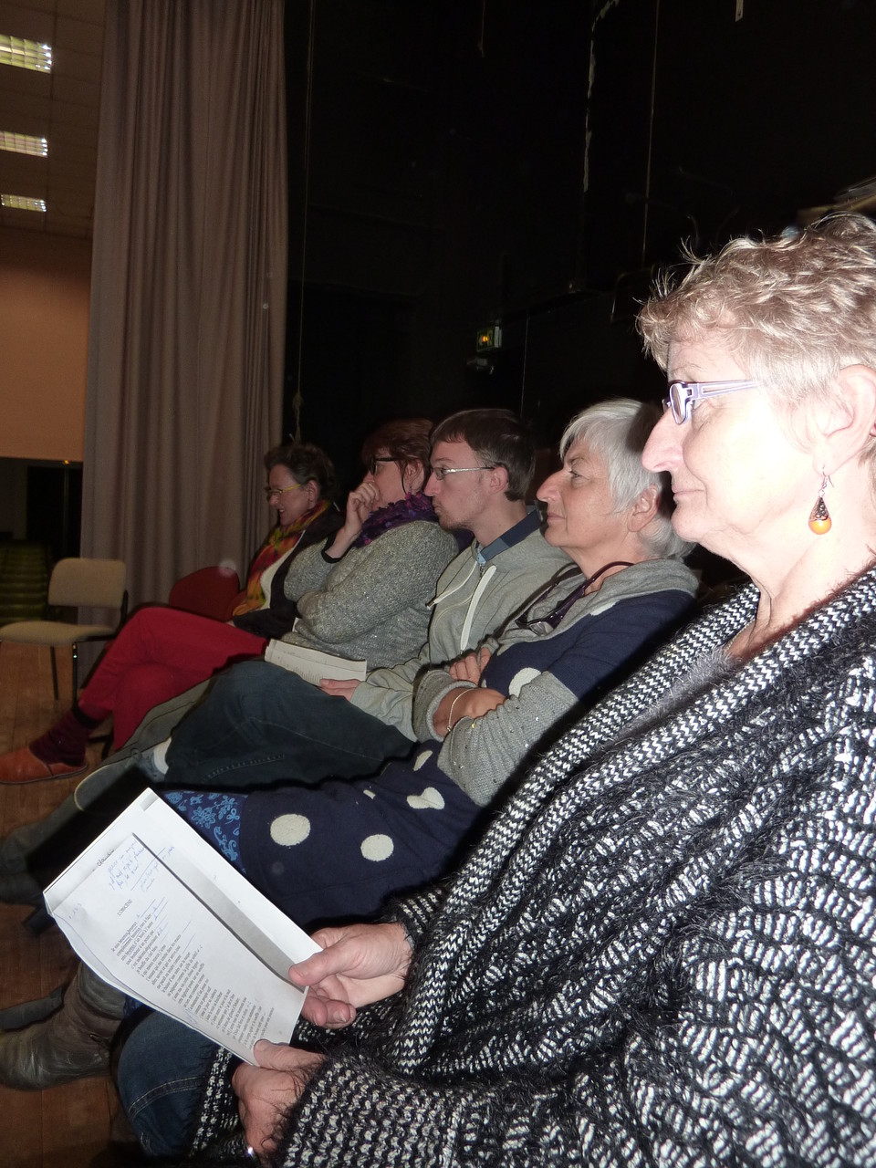 sylvie dirige les minilogues de Siméon avec atout theâtre 2014