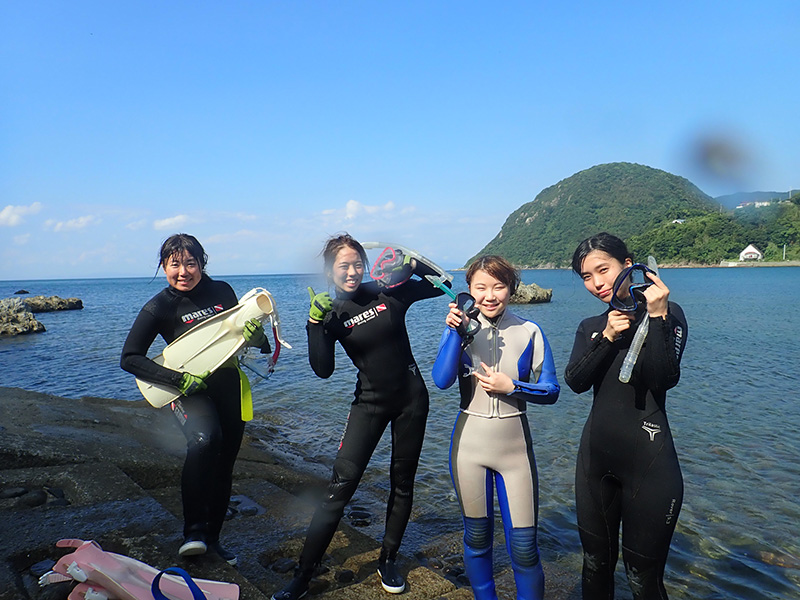 白涛海水浴場海岸　透明度はぼちぼちで、ウミウシや美味しそうな魚が多く見られる。