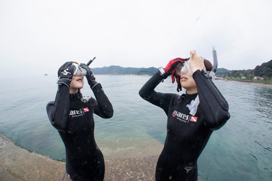 マスク（水中眼鏡）に水が入ってきたときの対処法の練習風景