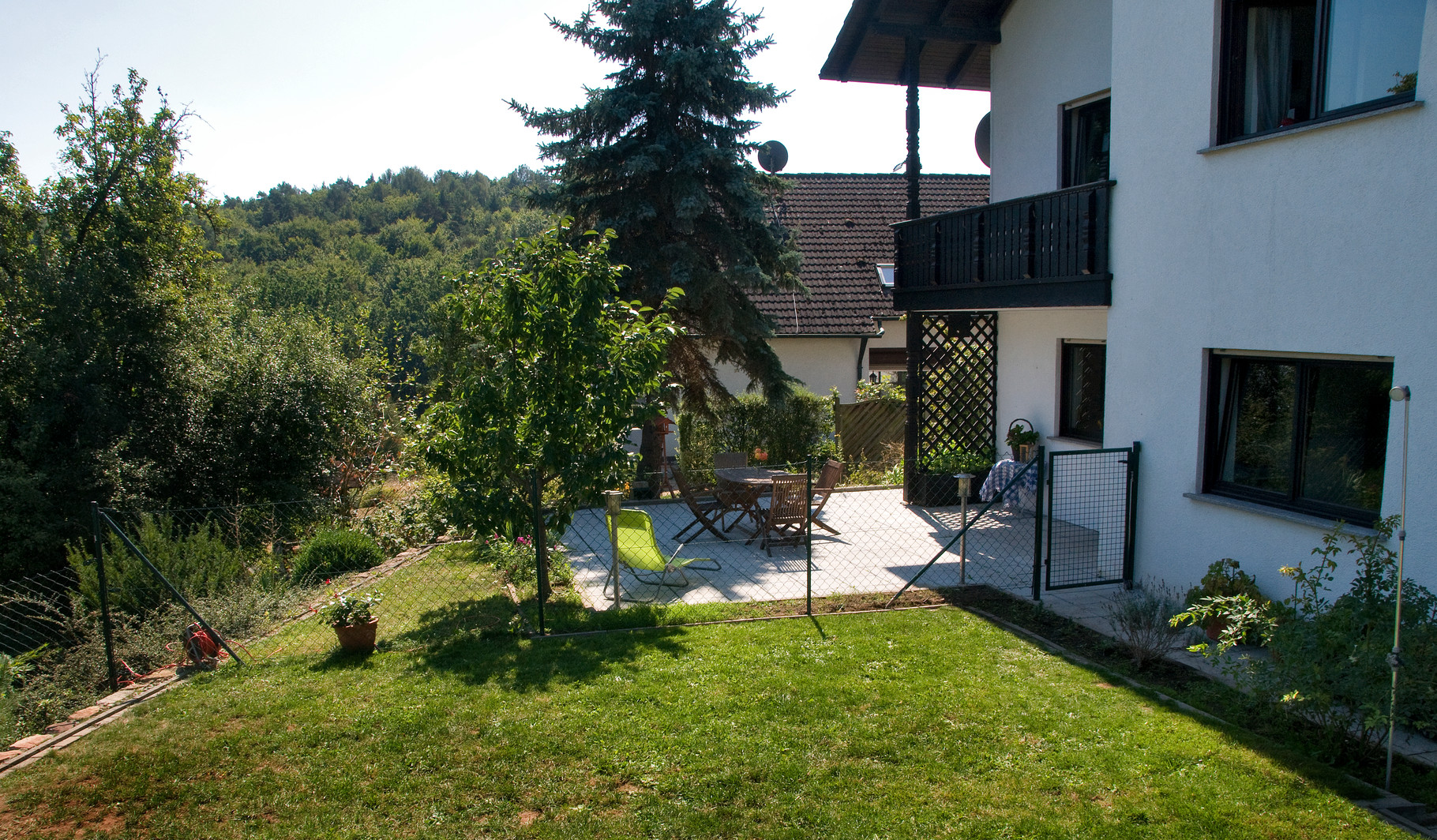 Blick auf die Ferienwohnung und Terrasse