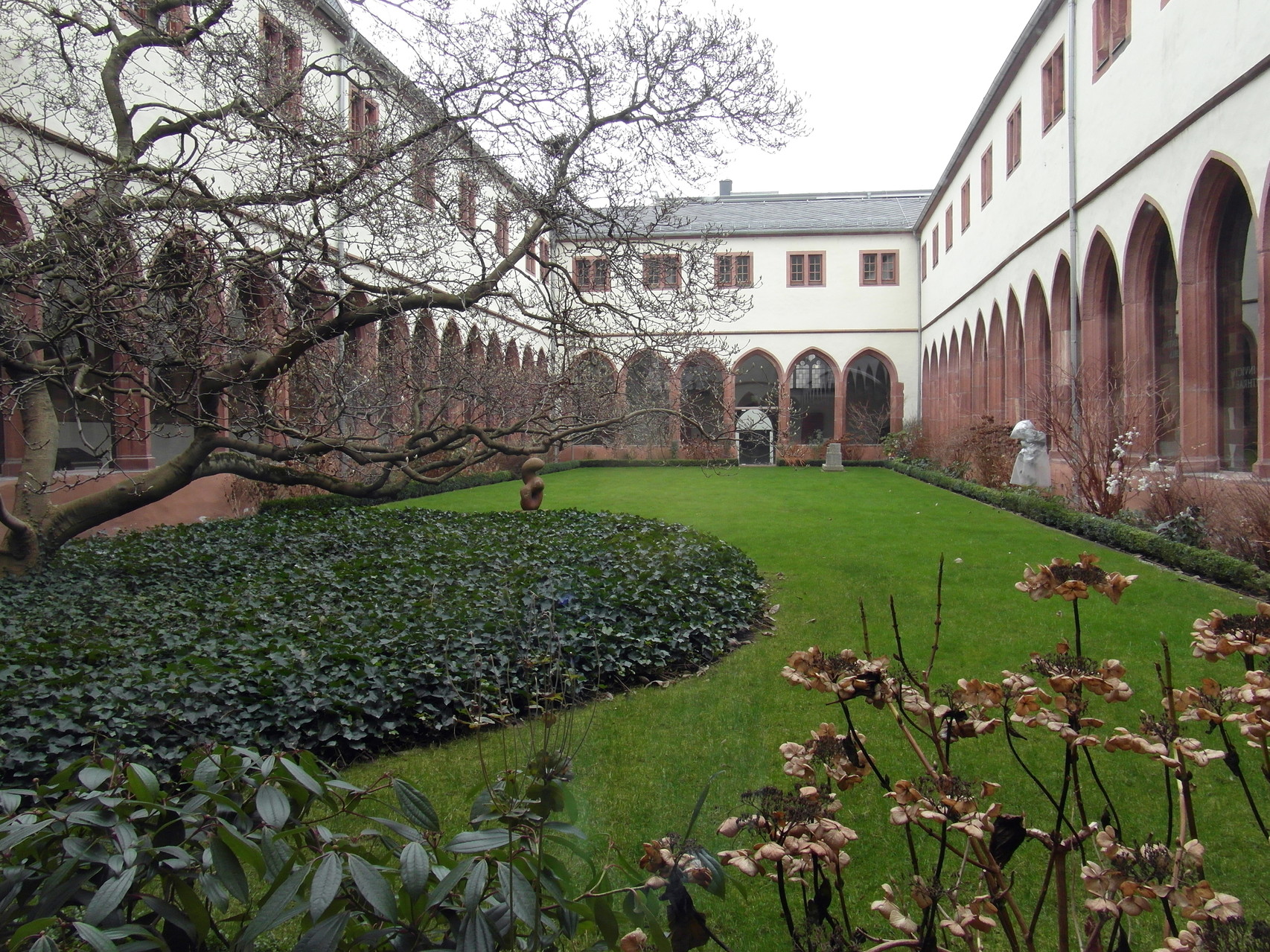 Tuin van het Karmelietenklooster bij het Archeologisch museum