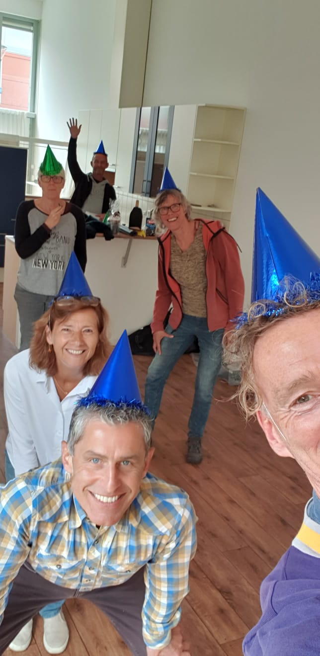 In het nieuwe huis van Conny en Betty. 1,5 meter afstand..... 