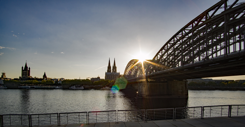 Gisela - Sonnenstern über der Hohenzollernbrücke