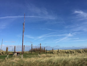 Der blaue Himmel über der Nordsee und die Düne im Vordergrund. Symbol für Freiheit und Weite Psychotherapie in Gladbeck hilft diese Gefühle auch in sich zu tragen.