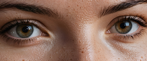 Zwei Augen gucken in die Kamera. Symbole für Augen der Erkenntnis: mit EMDR Trauma-Bewältigung in Gladbeck kann ein Psychologe helfen