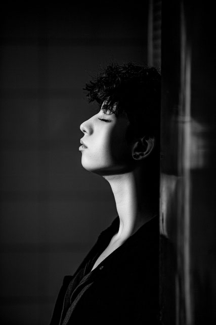 Eine Frau im Profil schließt die Augen, vielleicht leidet sie unter einem Burn out und sucht in Gladbeck oder Kirchhellen Hilfe in der Psychotherapie