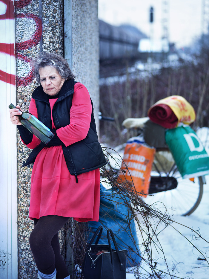 rotes Kleid, red dress, das gleiche ist nicht dasselbe, Diplomarbeit, IBKK Bochum, arme frau, schnee, kälte, weinflasche, bettelarm, fahrrad im schnee