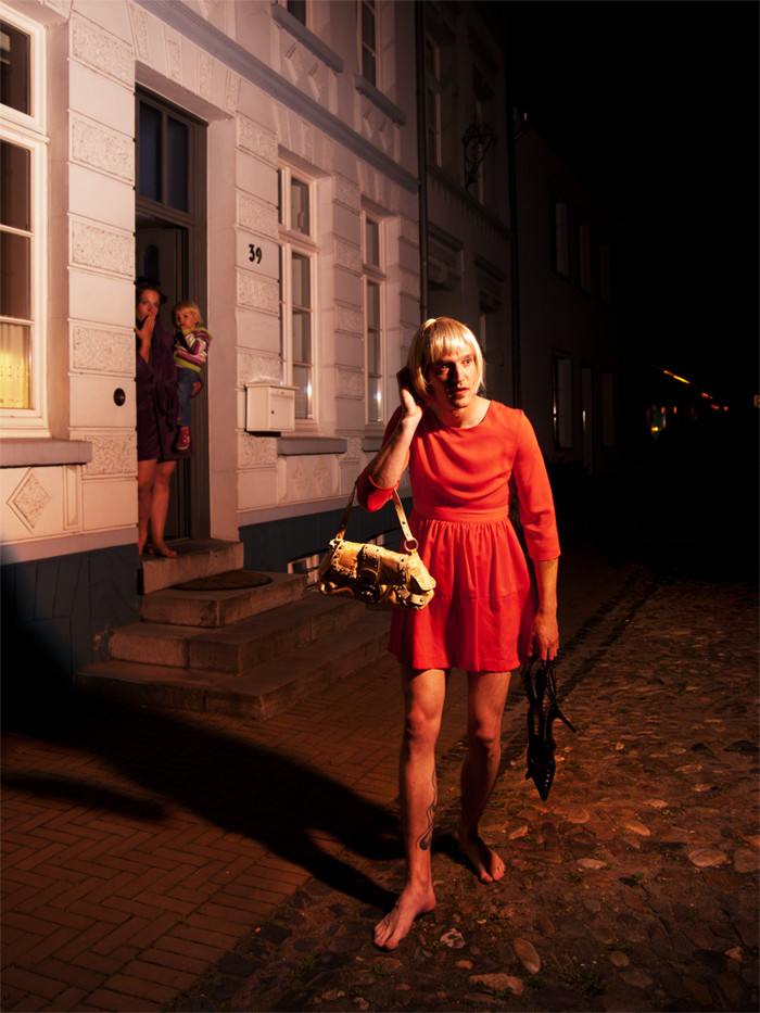 rotes Kleid, red dress, das gleiche ist nicht dasselbe, Diplomarbeit, IBKK Bochum, Mann in frauenkleidung, mann trägt frauenkleid, mann mit perücke, stiehlt sich aus dem haus, möchte unerkannt bleiben
