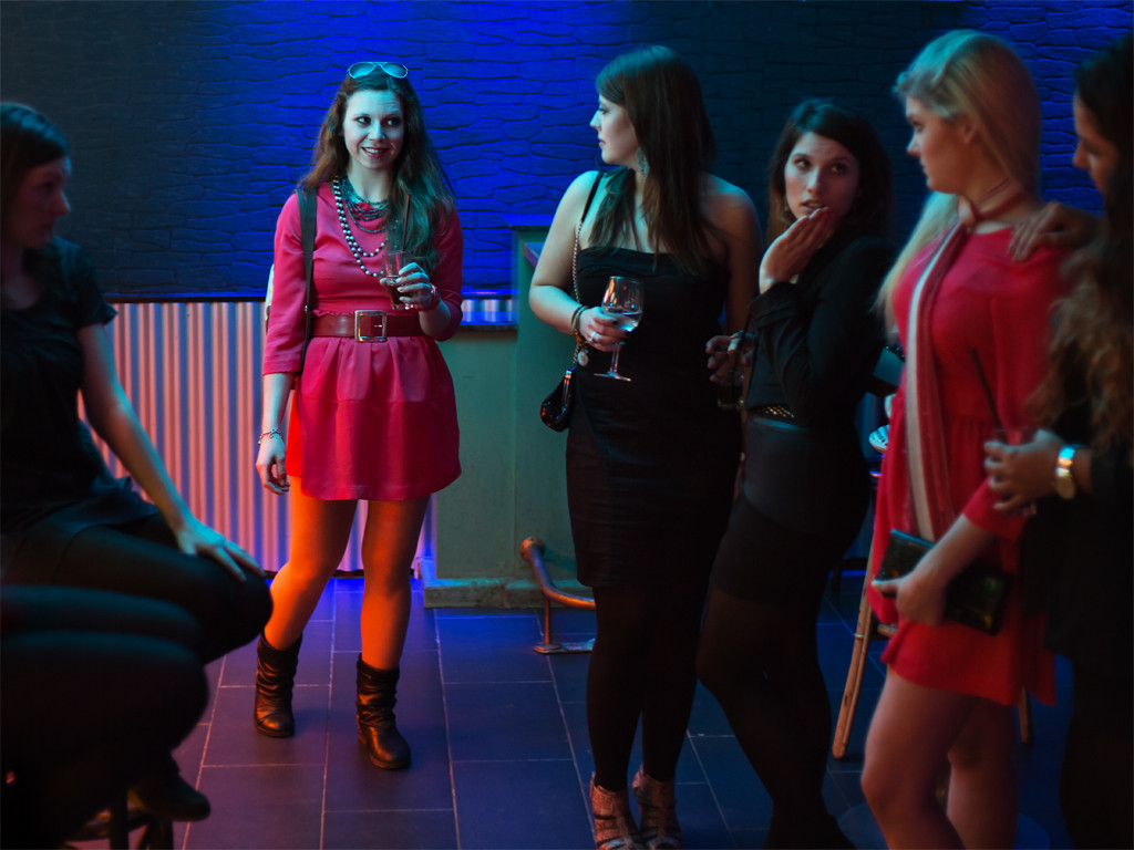 rotes Kleid, red dress, das gleiche ist nicht dasselbe, Diplomarbeit, IBKK Bochum, Neid, Girls, Mädchen, disco, clique, fotoshooting  