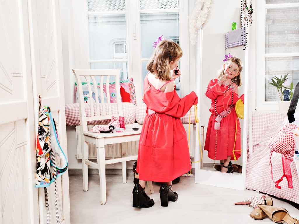 rotes Kleid, red dress, das gleiche ist nicht dasselbe, Diplomarbeit, IBKK Bochum, Mädchen will wie mama aussehen, mädchen vor spiegel in mamas schuhen, 