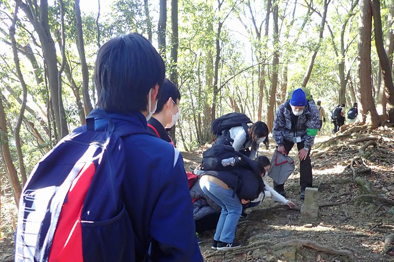 登山道脇に見る旧御料地と民有林の境界石を観察する