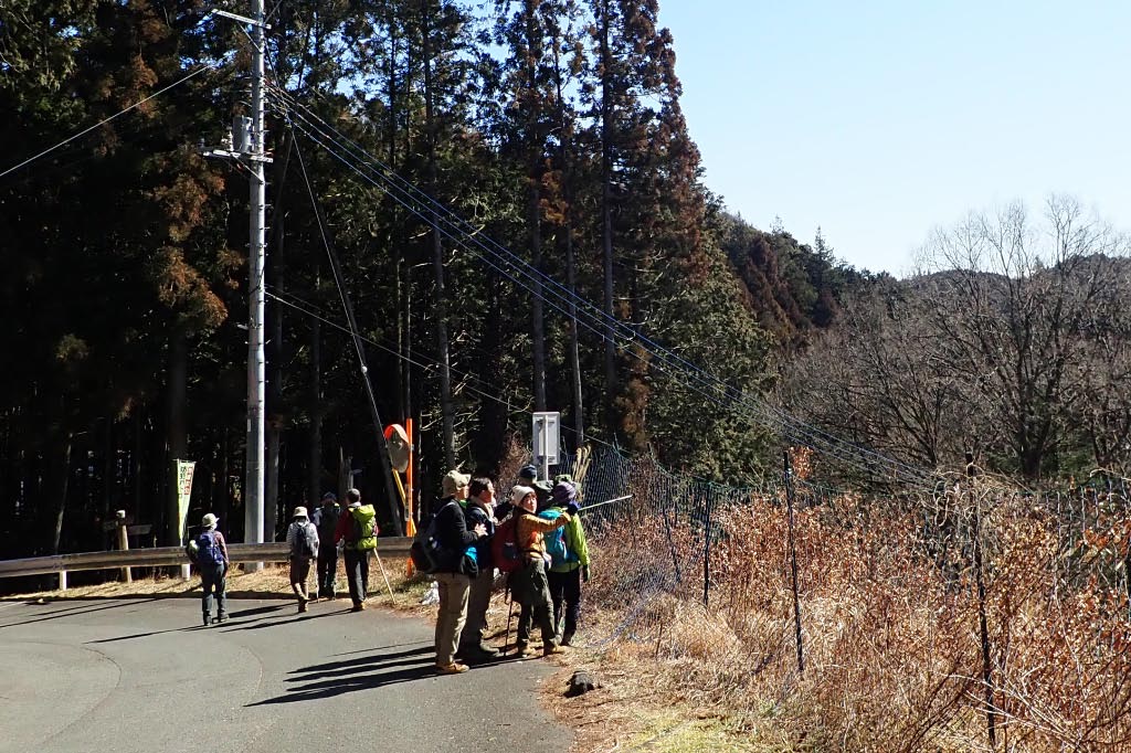 顔振峠手前の好展望地で山々の姿に見入る