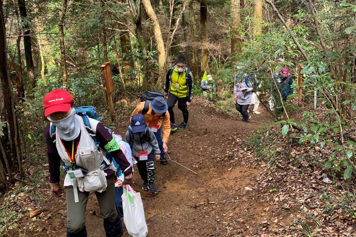 山頂を目指して急坂を登る