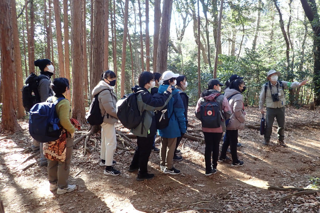 高尾山の森林について説明を聞く