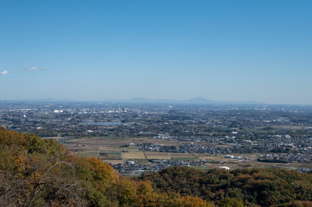 鐘撞堂山より関東平野を・遠方に筑波山など