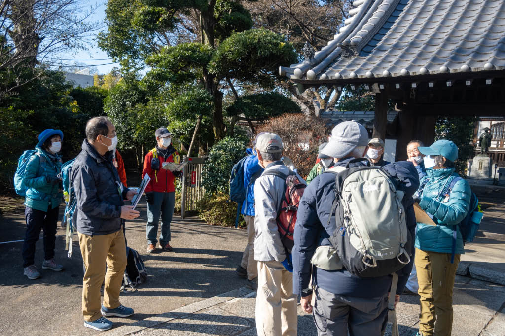 金蔵院でハギの話を聞く