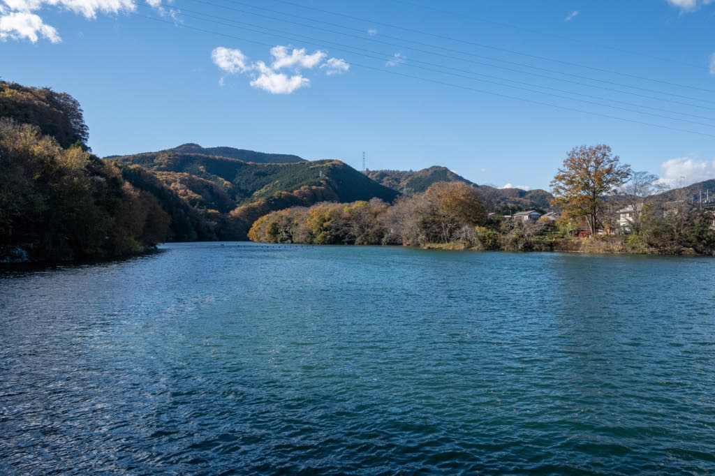 秋を湖面に映す玉淀湖