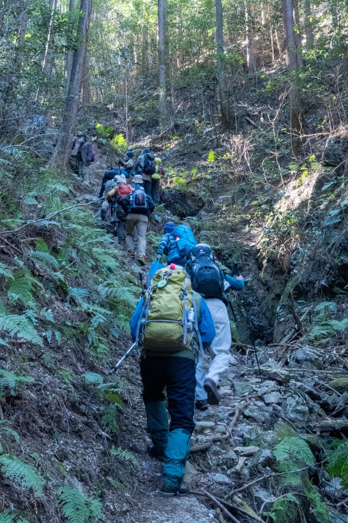 役行者像の建つ大平山山頂に向かう。