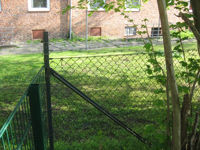 Stacheldraht am Spielplatz