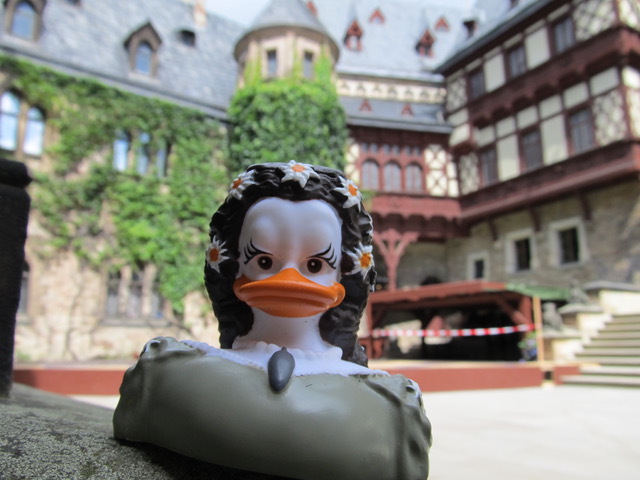 BEAUTY-QUEEN - die neue SISSI-Badeente ist etwas filigraner als unser Vorgängermodell. Hier besucht sie Schloss Wernigerode, wo es zur Zeit eine DUCKOMENTA gibt.