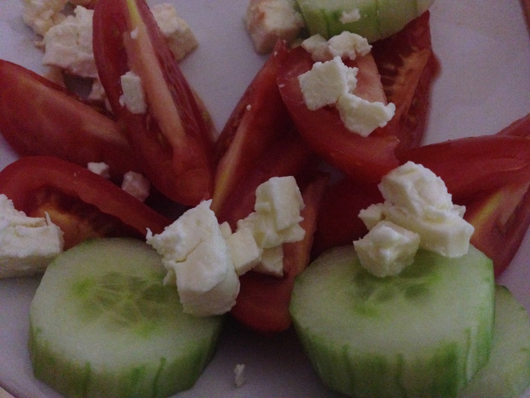 Abendessen: 6 kleinere Tomaten, 1 Salatgurke, 1/2 Packung Patros Light