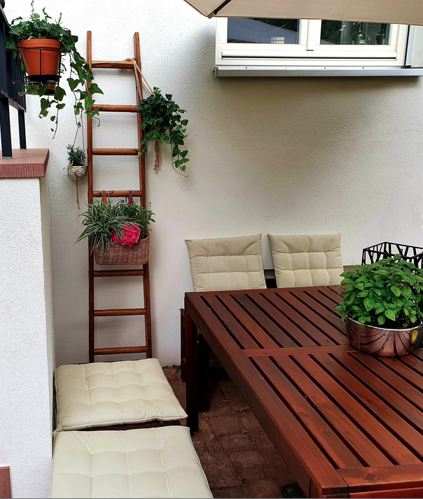 I am absolutely happy with this beautiful ladder. This is really great craft and makes our sitting area in the courtyard so cosy! 😍 - Silke