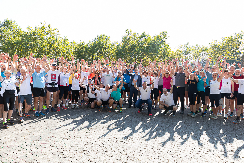 45. Hutzellauf 2024, Darmstädter Lauf-Treff, Gruppenfoto mit Oberbürgermeister Hanno Benz, Foto: Christa Daum