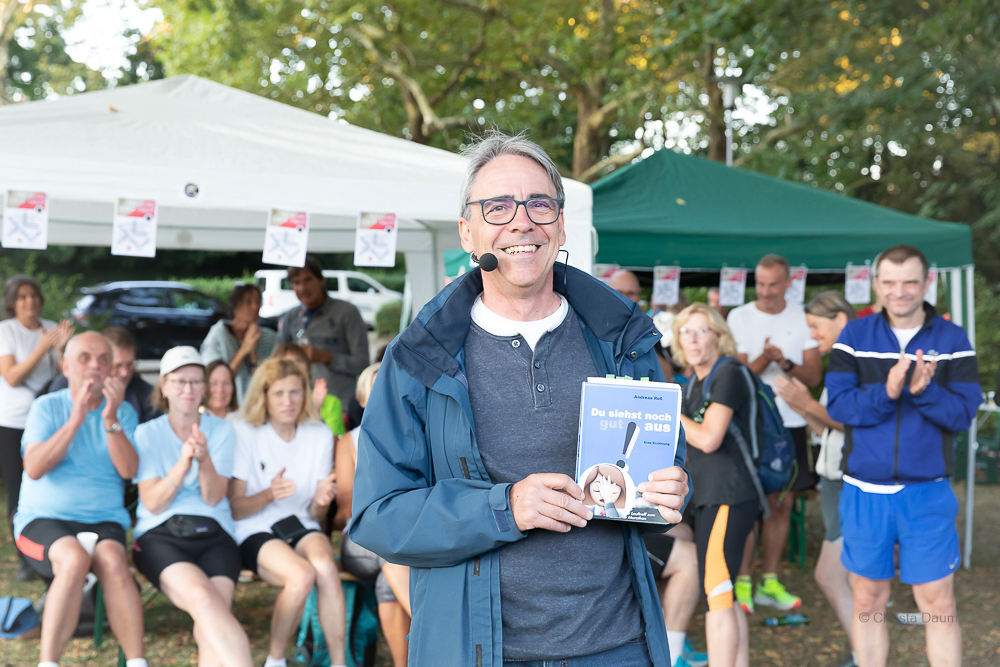 45. Hutzellauf 2024, Darmstädter Lauf-Treff, Buchautor Andreas Ross mit seinem Buch "Du siehst noch gut aus", Foto: Christa Daum