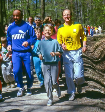 Trimm-Trab-Eröffnung 1988 in Stuttgart: Im gelben Shirt Carl-Jürgen Diem. Links Klaus Wolfermann, Olympiasieger im Speerwurf 1972