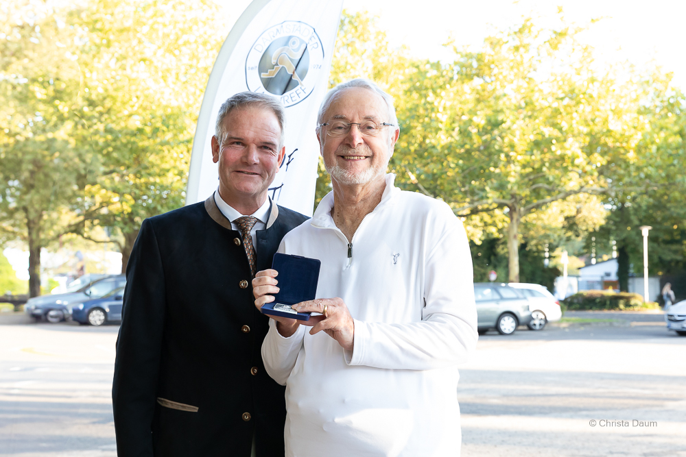 45. Hutzellauf 2024, Darmstädter Lauf-Treff, Gründer Walter Schwebel mit DOG-Präsident Gregor von Opel Foto: Christa Daum