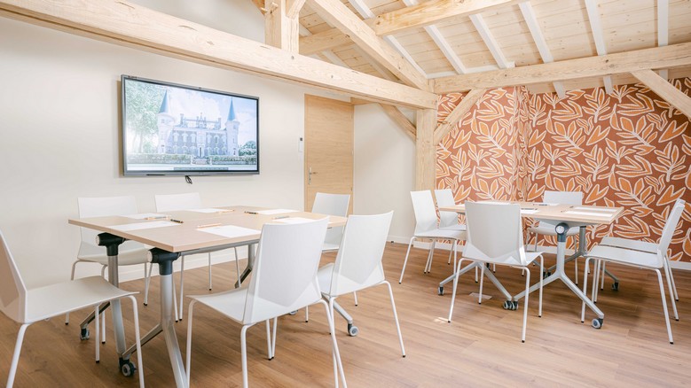 Salle de réunion équipée d'un écran interactif et aménagée pour un séminaire à la Maison Landaise du Château Belle Époque.