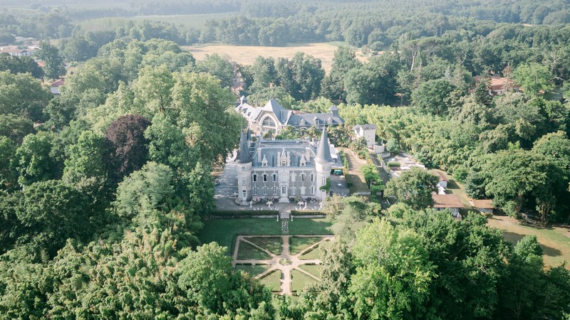 Vue aérienne du Château Belle Époque, lieu de séminaire dans les Landes, au cœur d'un parc arboré.