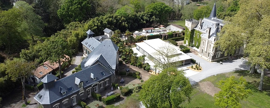 Gîtes Fiacre, sellerie, ...dans le parc du Château au Domaine Belle Epoque à Linxe 40