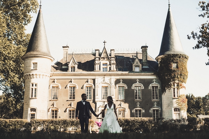 Couple pour son mariage au Domaine Belle Epoque posant devant le Château