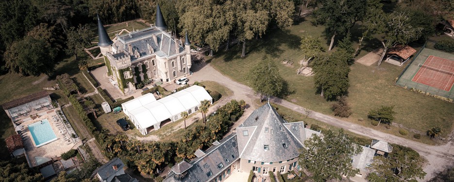 The gîtes and the château at Belle Epoque estate in Linxe (40)