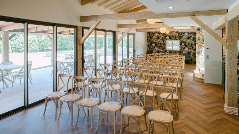 Espace polyvalent de la Maison Landaise configuré en théâtre pour un séminaire ou une conférence au Château Belle Époque.